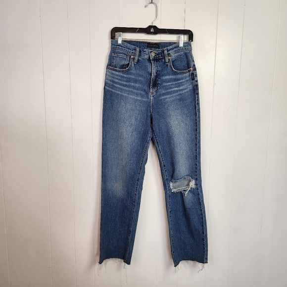 Silver Jeans Highly Desirable Straight Leg High rise Womens Size 26 Frayed Rips - Picture 1 of 10